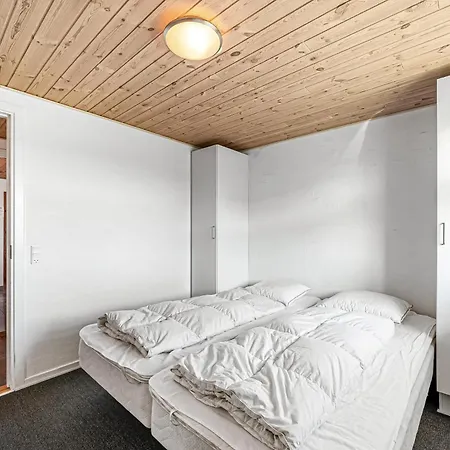 Spacious Home, Located Close To The North Sea, Halfway Between And Sondervig, With A And Sauna, Hvide Sande
