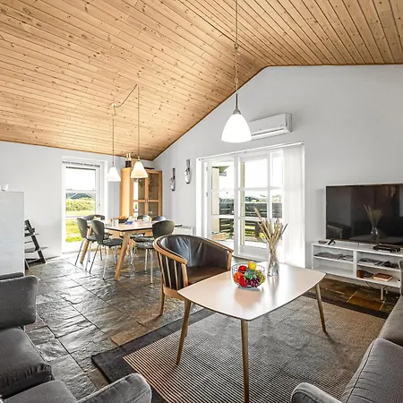 Сasa de vacaciones Spacious Home, Located Close To The North Sea, Halfway Between And Sondervig, With A And Sauna,