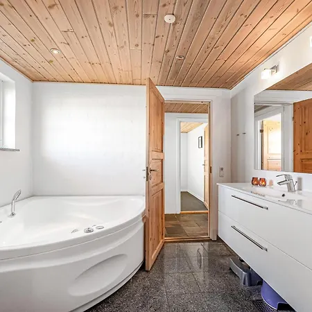 Spacious Home, Located Close To The North Sea, Halfway Between And Sondervig, With A And Sauna, Hvide Sande