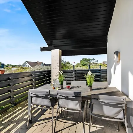 Сasa de vacaciones Spacious Home, Located Close To The North Sea, Halfway Between And Sondervig, With A And Sauna,