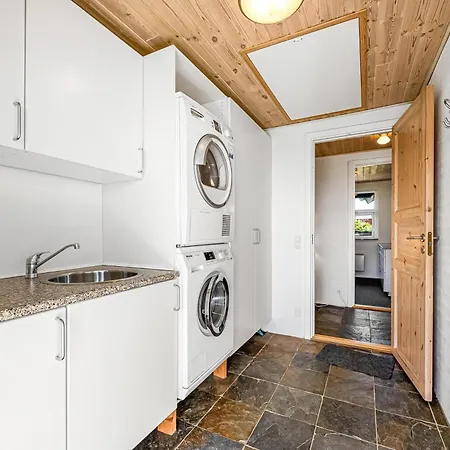 Spacious Home, Located Close To The North Sea, Halfway Between And Sondervig, With A And Sauna, Сasa de vacaciones Hvide Sande