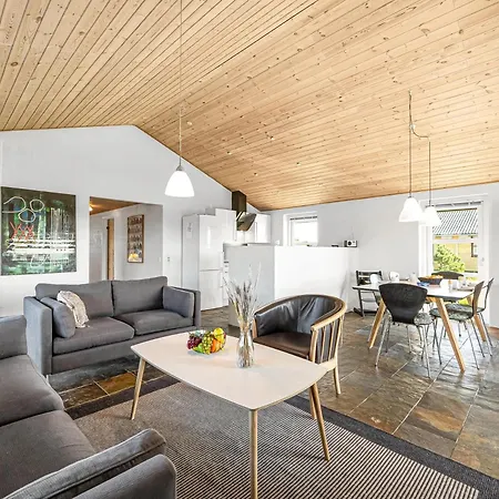 Spacious Home, Located Close To The North Sea, Halfway Between And Sondervig, With A And Sauna, Hvide Sande